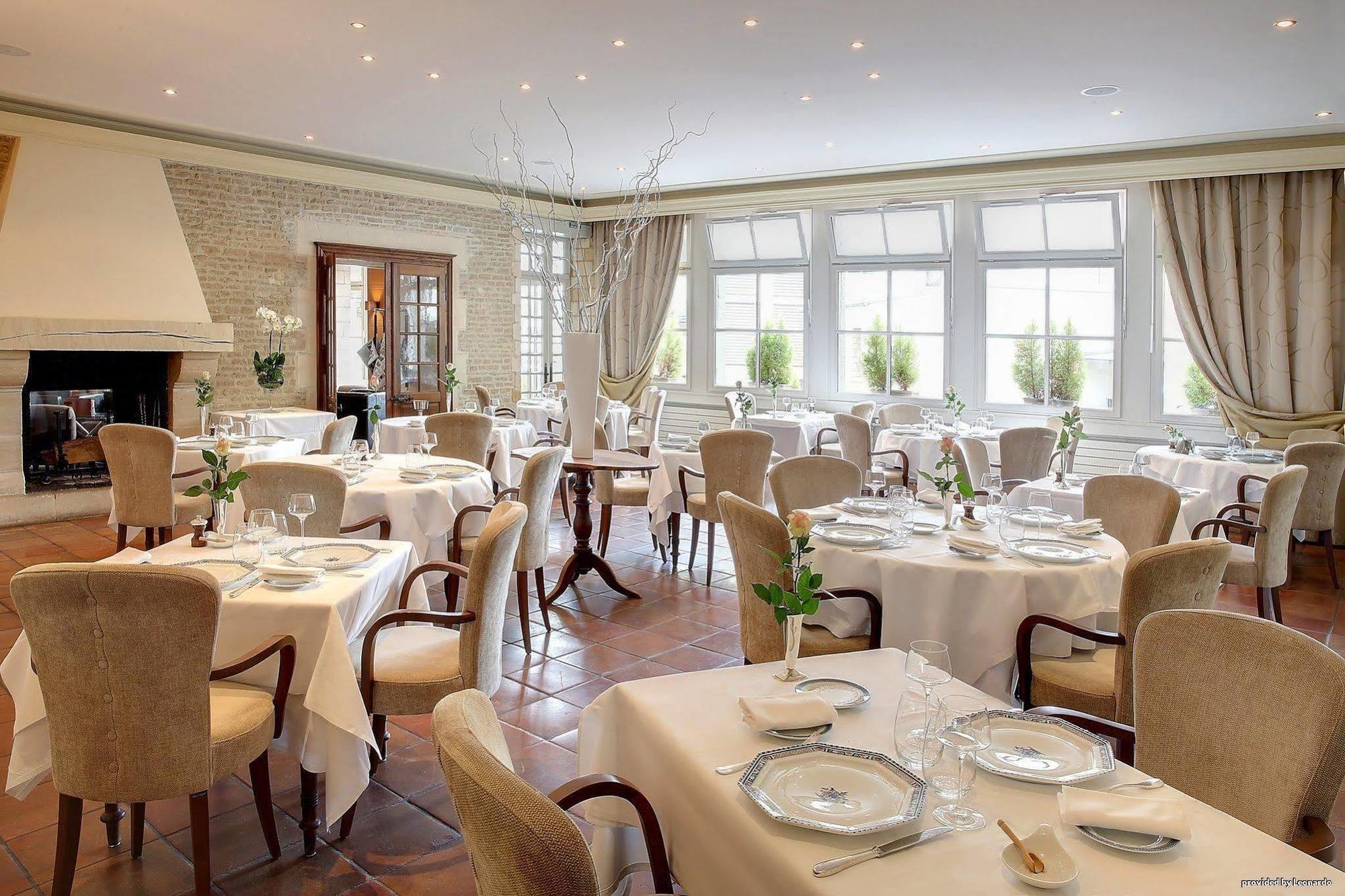 Hotel Restaurant Le Dauphin Et Le Spa Du Prieure Caen Kültér fotó