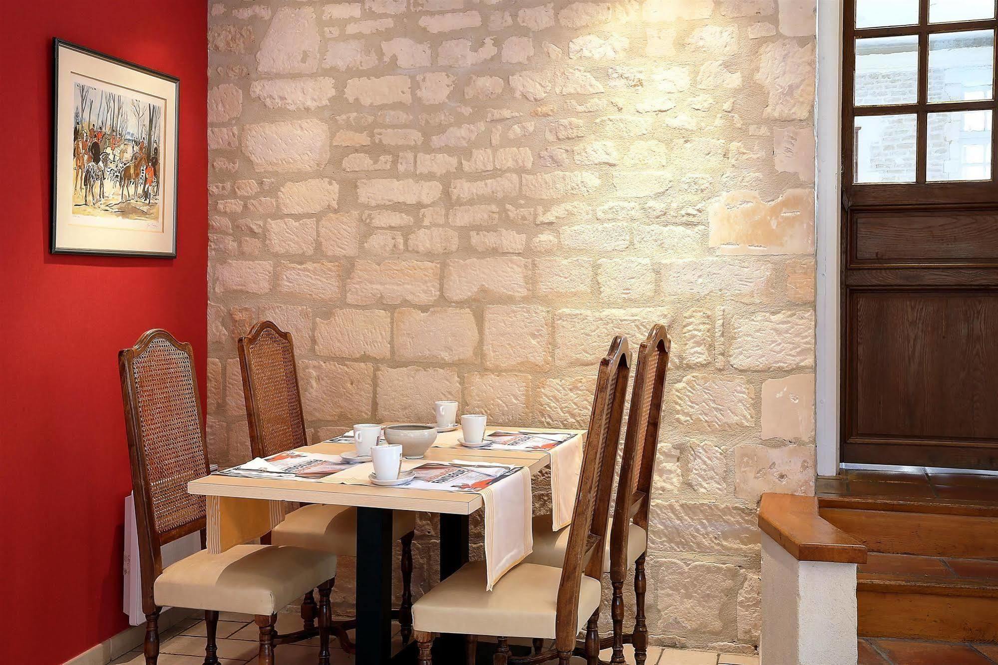 Hotel Restaurant Le Dauphin Et Le Spa Du Prieure Caen Kültér fotó