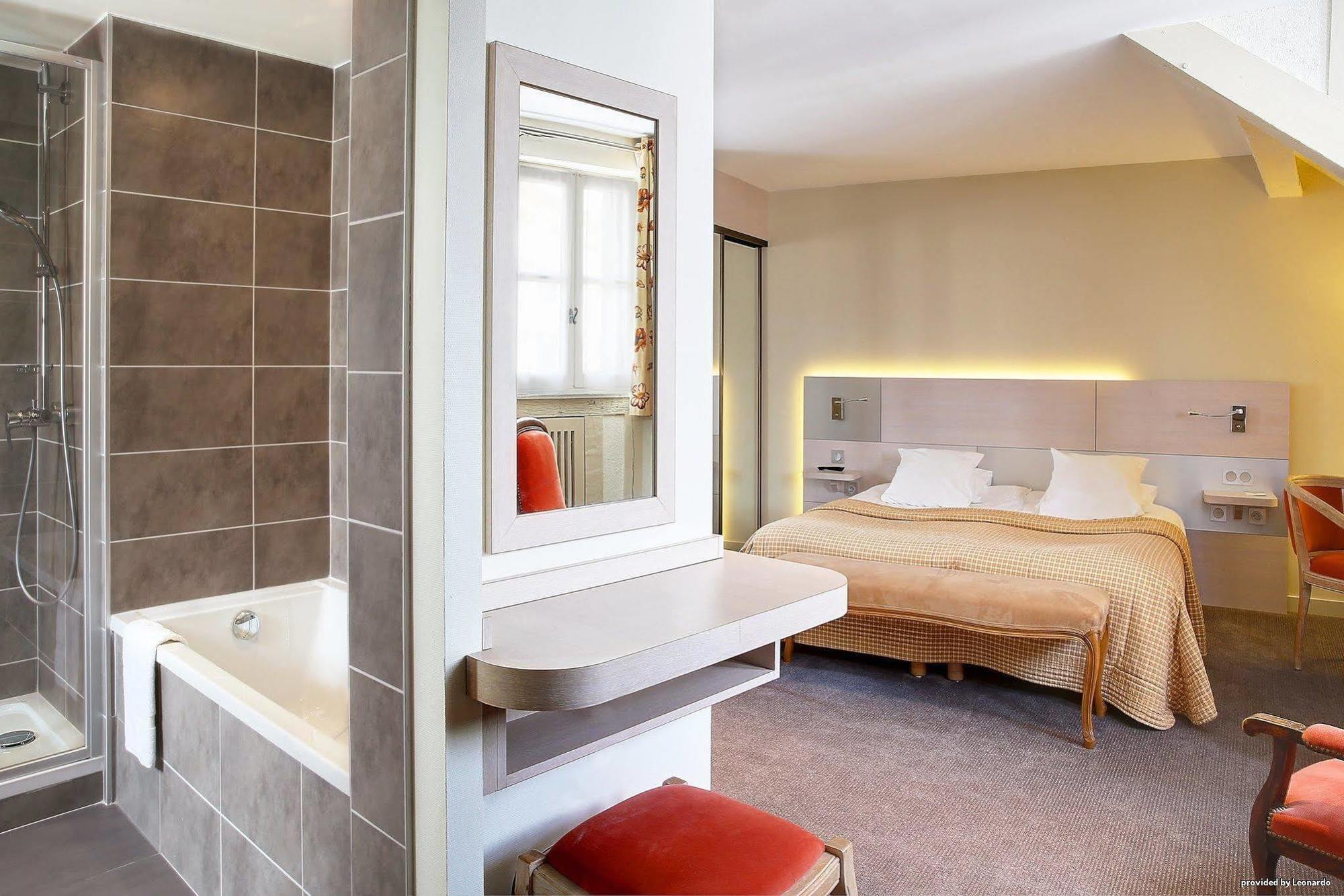 Hotel Restaurant Le Dauphin Et Le Spa Du Prieure Caen Kültér fotó